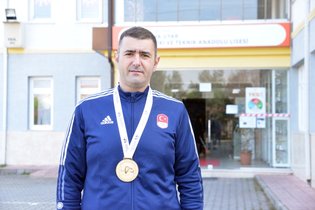 Beden eğitimi öğretmeni Bursa'ya altın madalya getirdi