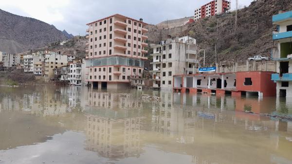 Baraj suları terk edilen binalara girdi