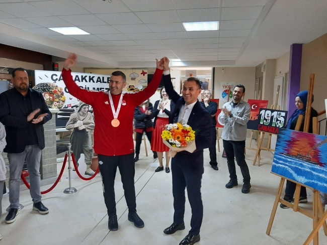 Beden eğitimi öğretmeni Bursa'ya altın madalya getirdi