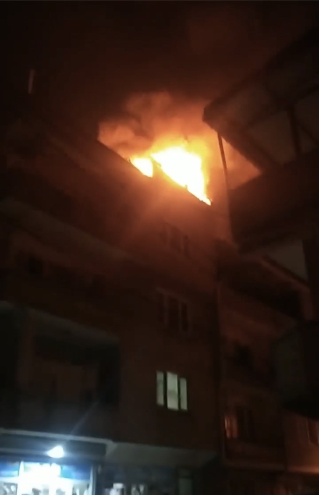 Bursa'da binanın çatısı alev alev yandı