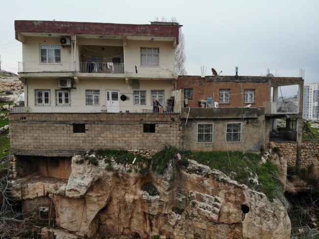 Mağara üzerinde bulunan evi görenler şaşkına dönüyor
