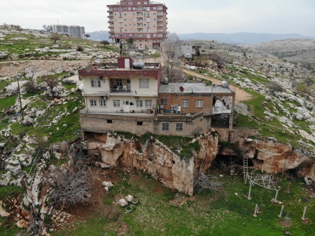 Mağara üzerinde bulunan evi görenler şaşkına dönüyor
