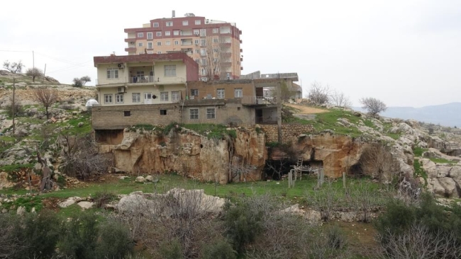 Mağara üzerinde bulunan evi görenler şaşkına dönüyor