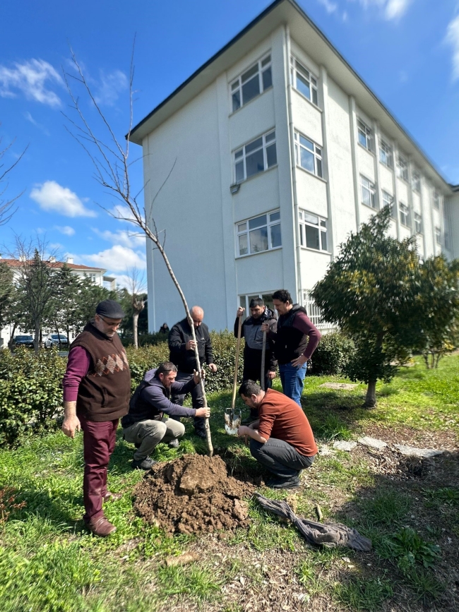 Karacabey MYO depremzedelerin anısına fidan dikti