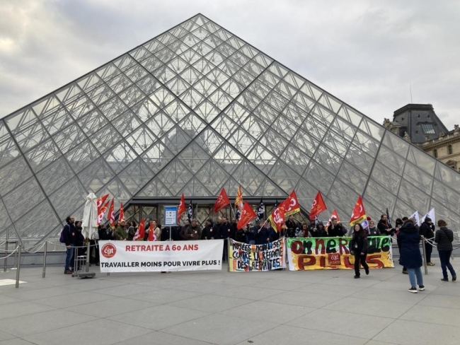 Protestocular Louvre Müzesi'nin girişini kapattı