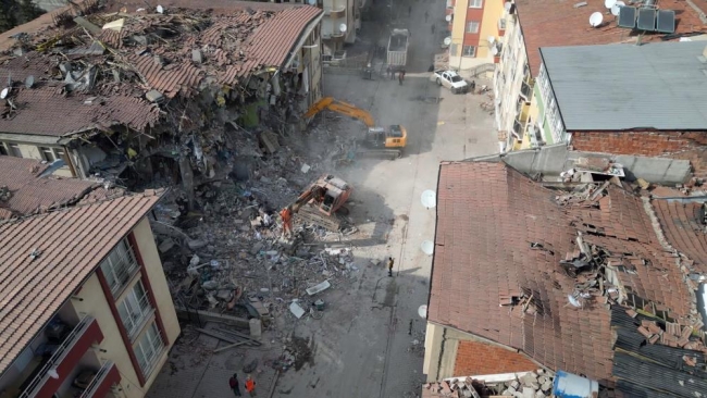 Deprem bölgesinde enkaz kaldırma çalışmaları sürüyor