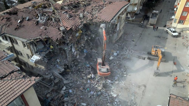 Deprem bölgesinde enkaz kaldırma çalışmaları sürüyor