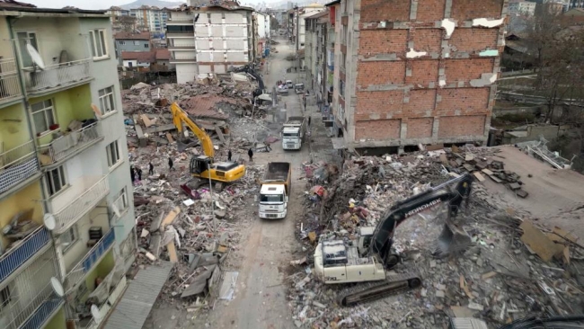 Deprem bölgesinde enkaz kaldırma çalışmaları sürüyor