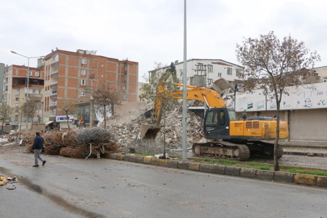 Diyarbakır’da enkaz kaldırma çalışmaları devam ediyor