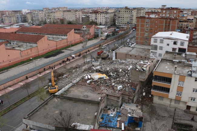 Diyarbakır’da enkaz kaldırma çalışmaları devam ediyor