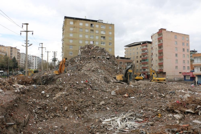 Diyarbakır’da enkaz kaldırma çalışmaları devam ediyor