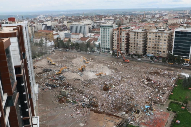 Diyarbakır’da enkaz kaldırma çalışmaları devam ediyor