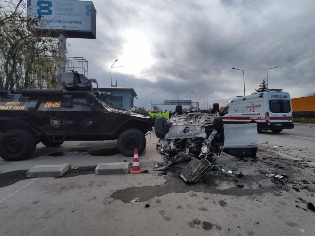 Polis noktasına dalarak takla attı: 5'i polis 6 yaralı