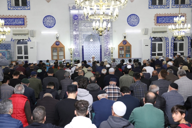 Hafız Osman Bostancı teravihte İnegöl cemaatiyle buluştu