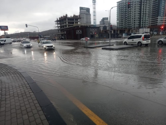 Ankara'da yağmurlu hava hayatı felç etti