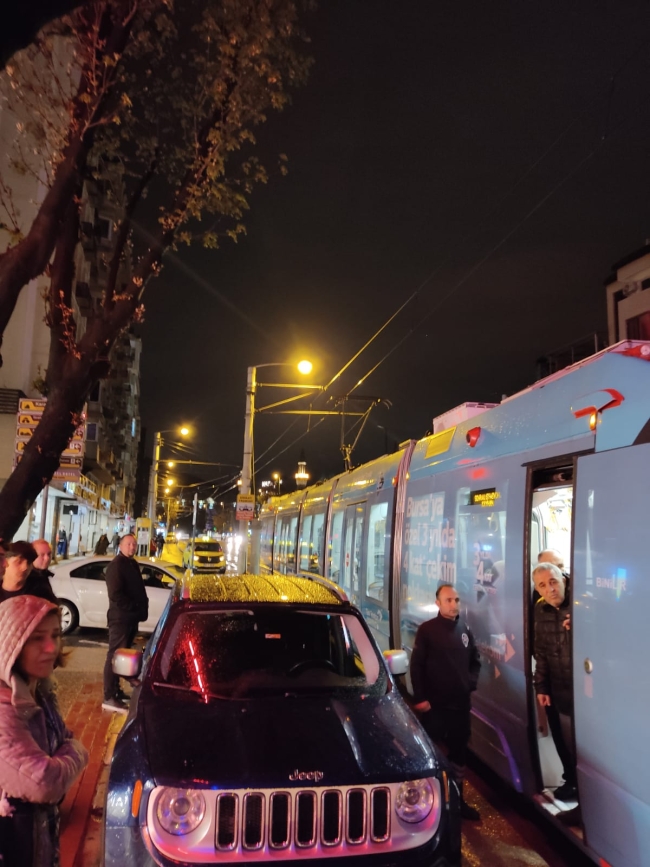 Bursa'da yanlış park raylı sistemi durdurdu