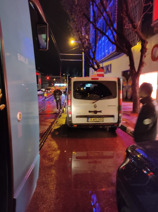 Bursa'da yanlış park raylı sistemi durdurdu