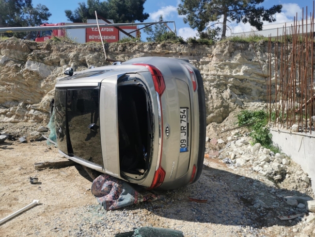 Lüks araç inşaat alanına devrildi
