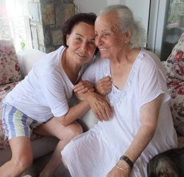 Fatma Girik'in annesi hayatını kaybetti