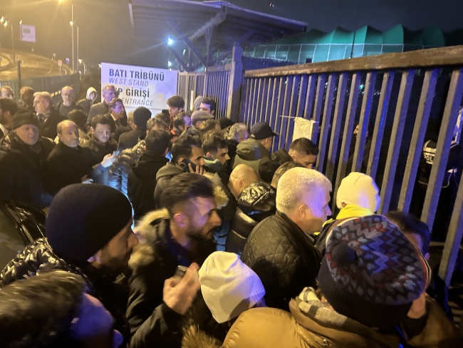 Milli futbolcu Yunus Mallı, Bursa'da kapıda kaldı