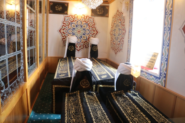 Uçurumun ucundaki türbeye ziyaretçi akını