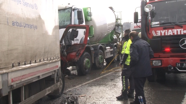 Beton mikseri ile kamyonet çarpıştı: 1 ölü, 1 yaralı