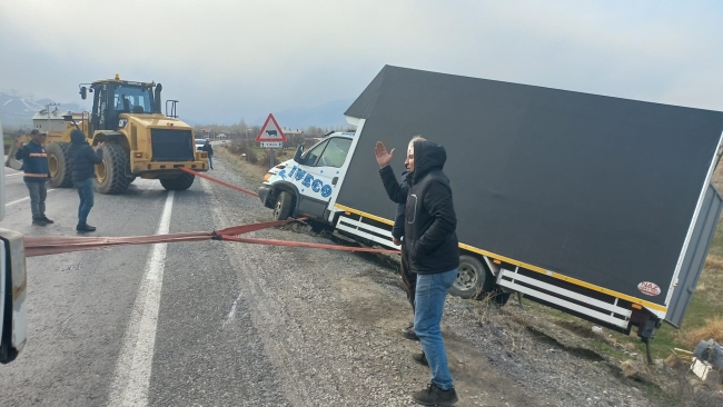 Şiddetli rüzgar çatıları uçurdu