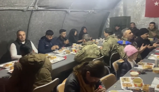 Mehmetçik şehit aileleriyle iftarda buluştu