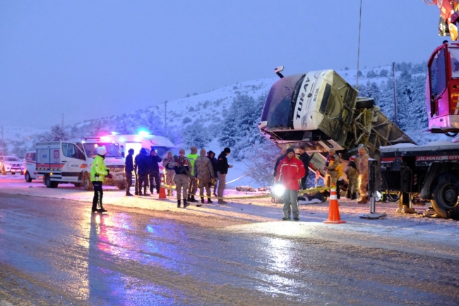 Yolcu otobüsü şarampole devrildi: 2 ölü, 21 yaralı