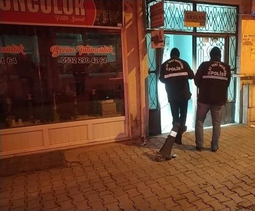 Şiddet gördüğü erkek arkadaşını öldürdü