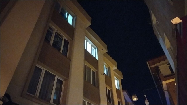 Şiddet gördüğü erkek arkadaşını öldürdü
