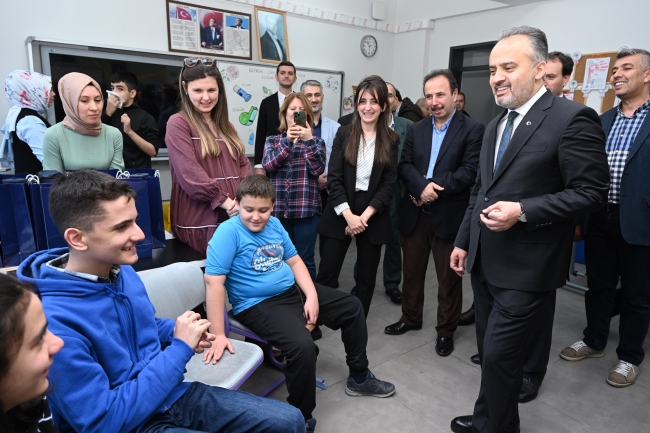 Başkan Aktaş'tan özel öğrencilere hediyeler