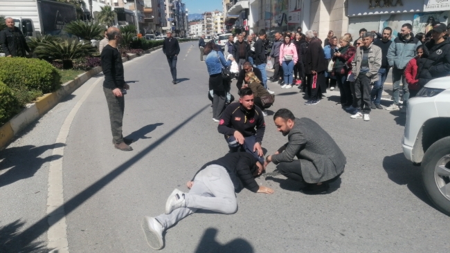 Anne ve oğlu kamyonet çarptı