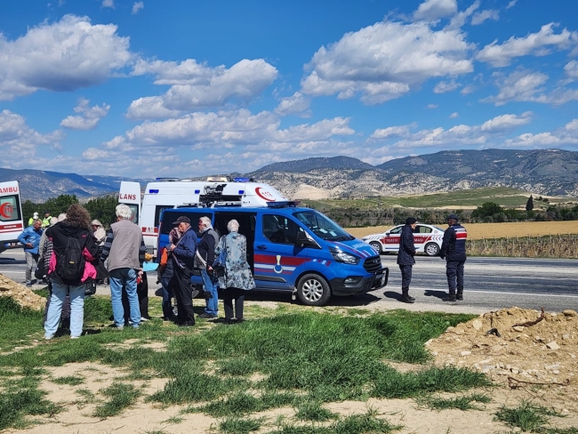 Otomobil ile midibüs çarpıştı: Ölü ve yaralılar var
