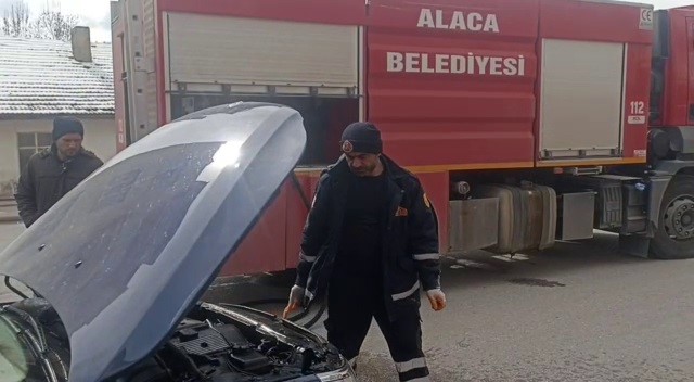 Çorum'da otomobil seyir halinde alev aldı