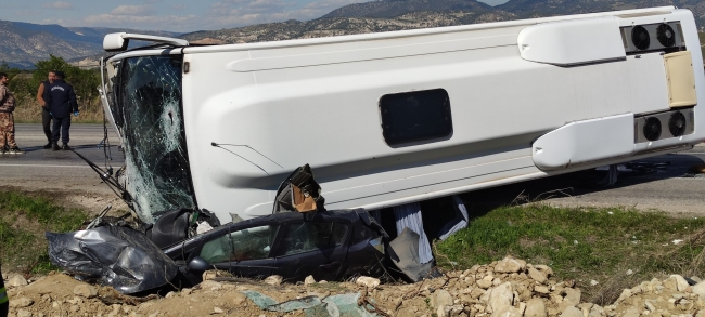 Denizli'de midibüs otomobili ezdi: 1 ölü 24 yaralı
