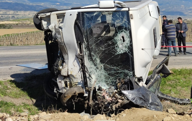 Denizli'de midibüs otomobili ezdi: 1 ölü 24 yaralı