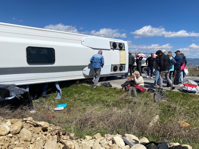 Denizli'de midibüs otomobili ezdi: 1 ölü 24 yaralı