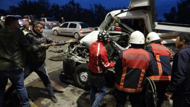 Otomobil karşı şeride geçip kamyonete çarptı: 1 ölü, 3 yaralı