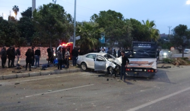 Otomobil karşı şeride geçip kamyonete çarptı: 1 ölü, 3 yaralı