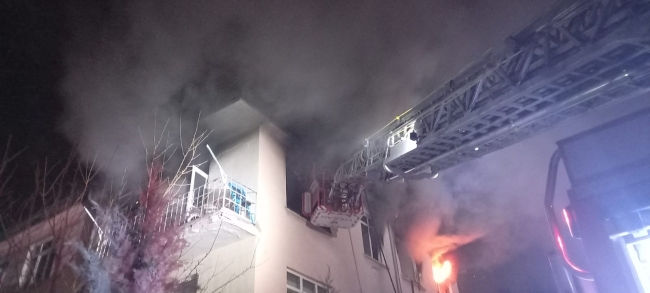 Alevlerin sardığı ev kullanılamaz hale geldi
