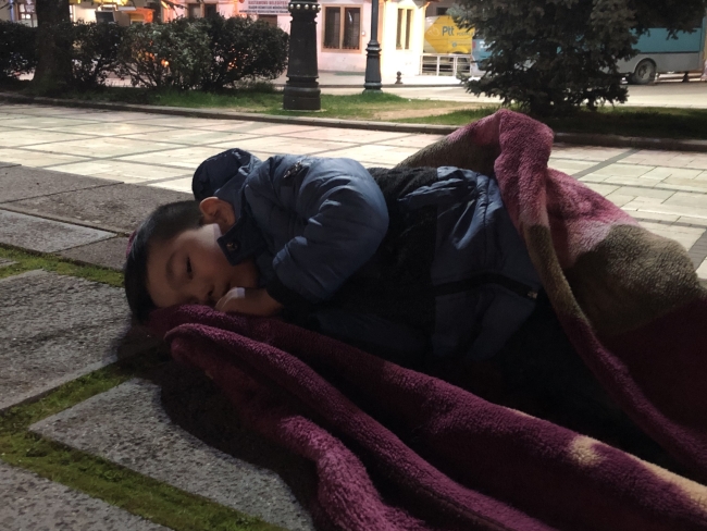 Kastamonu’da vatandaşlar deprem paniğiyle geceyi sokakta geçiriyor