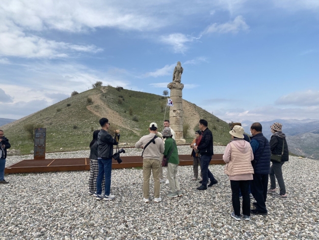 Turistler deprem bölgesindeki tarihi alanları gezdi