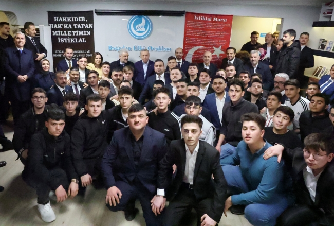 Cumhurbaşkanı Erdoğan'dan, Bağcılar Ülkü Ocakları'na ziyaret