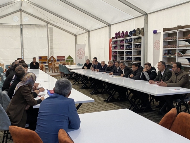 Bakanı Özer, çadır sınıfları inceledi