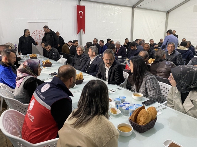 Bakanı Özer, çadır sınıfları inceledi