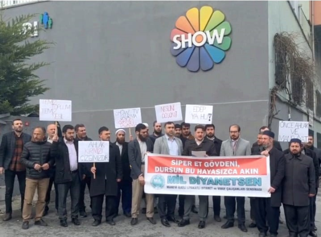 "Edep yahu" pankartları açtılar