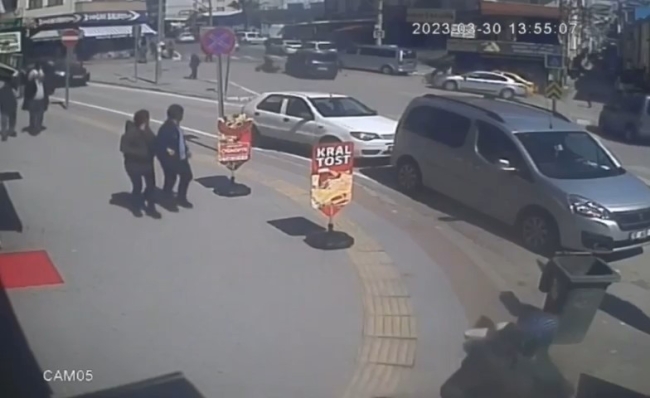 Bursa'da motosiklet ile panelvan araç çarpıştı