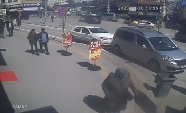 Bursa'da motosiklet ile panelvan araç çarpıştı