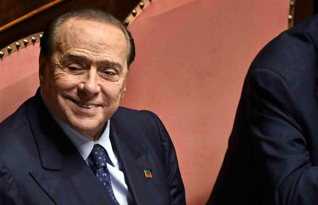 Eski İtalya Başbakanı Berlusconi yoğun bakıma kaldırıldı